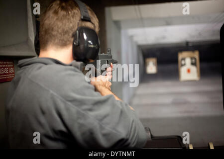 Uomo in un poligono di tiro mirando a bersagli con un fucile realizzato dalla difesa tedesca manufacturing company Heckler & Koch, in aprile 2013. Foto Stock