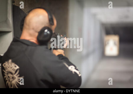 Uomo in un poligono di tiro tiro al bersaglio con un fucile realizzato dalla difesa tedesca manufacturing company Heckler & Koch, in aprile 2013. Foto Stock