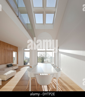 White tavolo e sedie in modern open plan room, Maison Air et Lumiere, Verrieres-le-Buisson, Francia Foto Stock