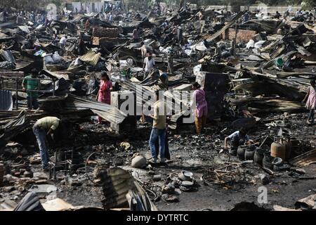 New Delhi, India. Xxv Aprile, 2014. Residenti cercare i loro averi dopo un incendio in una delle baraccopoli cluster nel sud di New Delhi Vasant Kunj area, l'India, il 25 aprile 2014. Il fuoco senza visceri intorno 500 hutments, un funzionario detto. Incidenti o lesioni personali è stato riferito finora. Credito: Zheng Huansong/Xinhua/Alamy Live News Foto Stock