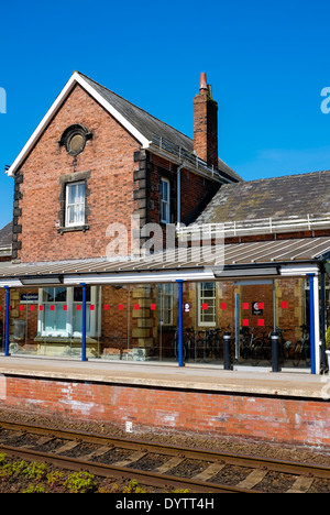 Poppleton Stazione Ferroviaria: un mattone costruito station house e un bike store, in una giornata di sole.York, UK. Foto Stock