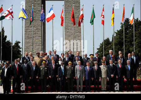 Istanbul. Xxv Aprile, 2014. Funzionari governativi e militari da 32 paesi e regioni comportano per le foto di fronte a Gallipoli monumento battaglia di Gallipoli in Turchia il 25 aprile 2014. ANZAC che serve come un acronimo per Australia Nuova Zelanda Esercito e la data segnò il 99° anniversario della prima gli sbarchi da Australia e Nuova Zelanda truppe a Gallipoli, Turchia nel 1915 il venerdì. Ogni anno la Turchia ospita una cerimonia per commemorare l'evento, con migliaia di Anzac partecipano in uno spirito di pace. Credito: Cihan/Xinhua/Alamy Live News Foto Stock