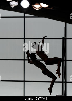 Londra, Gran Bretagna. Xxv Aprile, 2014. Jack Laugher e Chris Mears della Gran Bretagna a competere in uomini synchro 10m Platform durante il giorno uno della FINA/cnv Diving World Series 2014 presso il London Aquatics Centre il 25 aprile 2014 a Londra, Gran Bretagna. Credito: Mitchell Gunn/ESPA/Alamy Live News Foto Stock