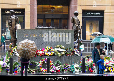 Sydney, Australia. Xxv Aprile, 2014. Le persone che frequentano le commemorazioni del 99th Anzac Day a Sydney in Australia, il 25 aprile 2014. ANZAC che serve come un acronimo per Australia Nuova Zelanda Esercito e la data segnò il 99° anniversario della prima gli sbarchi da Australia e Nuova Zelanda truppe a Gallipoli, Turchia nel 1915. Credito: Jin Linpeng/Xinhua/Alamy Live News Foto Stock