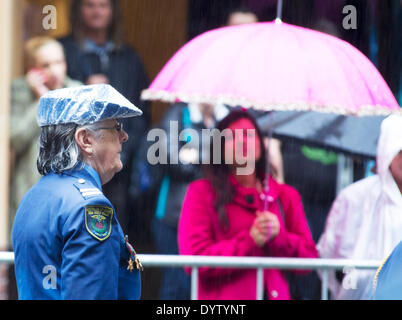 Sydney, Australia. Xxv Aprile, 2014. Un veterano assiste le commemorazioni del 99th Anzac Day a Sydney in Australia, il 25 aprile 2014. ANZAC che serve come un acronimo per Australia Nuova Zelanda Esercito e la data segnò il 99° anniversario della prima gli sbarchi da Australia e Nuova Zelanda truppe a Gallipoli, Turchia nel 1915. Credito: Jin Linpeng/Xinhua/Alamy Live News Foto Stock