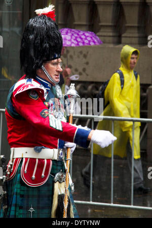 Sydney, Australia. Xxv Aprile, 2014. Un veterano assiste le commemorazioni del 99th Anzac Day a Sydney in Australia, il 25 aprile 2014. ANZAC che serve come un acronimo per Australia Nuova Zelanda Esercito e la data segnò il 99° anniversario della prima gli sbarchi da Australia e Nuova Zelanda truppe a Gallipoli, Turchia nel 1915. Credito: Jin Linpeng/Xinhua/Alamy Live News Foto Stock