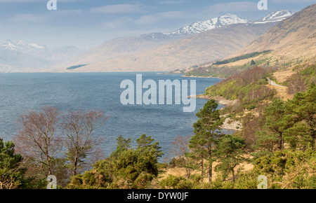 Strada passato Loch QUOICH EN ROUTE A KINLOCH HOURN sulla costa ovest della Scozia Foto Stock