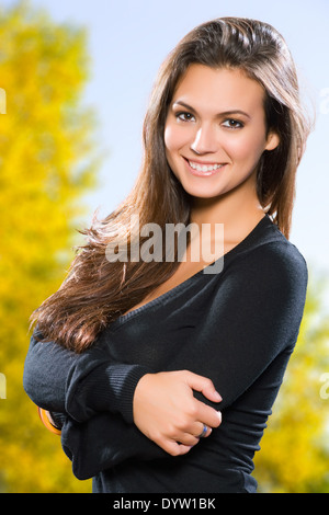 Ritratto di una donna in esterno Foto Stock