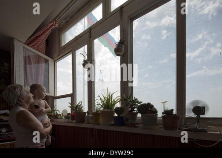 La famiglia nella "Casa No. 5' - vittime del boom edilizio di Baku Foto Stock