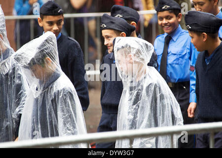 Sydney, Australia. Xxv Aprile, 2014. Gli studenti frequentano le commemorazioni del 99th Anzac Day a Sydney in Australia, il 25 aprile 2014. ANZAC che serve come un acronimo per Australia Nuova Zelanda Esercito e la data segnò il 99° anniversario della prima gli sbarchi da Australia e Nuova Zelanda truppe a Gallipoli, Turchia nel 1915. Credito: Jin Linpeng/Xinhua/Alamy Live News Foto Stock