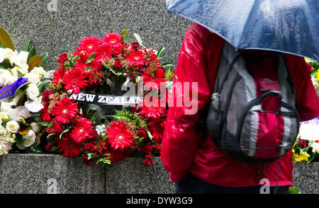 Sydney, Australia. Xxv Aprile, 2014. Un uomo frequenta le commemorazioni del 99th Anzac Day a Sydney in Australia, il 25 aprile 2014. ANZAC che serve come un acronimo per Australia Nuova Zelanda Esercito e la data segnò il 99° anniversario della prima gli sbarchi da Australia e Nuova Zelanda truppe a Gallipoli, Turchia nel 1915. Credito: Jin Linpeng/Xinhua/Alamy Live News Foto Stock