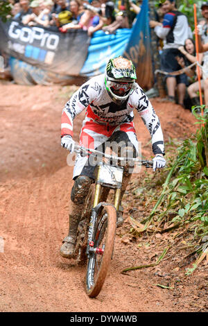 Cairns, Australia. Xxv Aprile, 2014. Santa Cruz Syndicate rider Steve Peat dalla Gran Bretagna durante la mens elite downhill qualifica a UCI Mountain Bike World Cup nella foresta pluviale di Smithfield, Cairns. Credit: Azione Plus immagini di sport/Alamy Live News Foto Stock