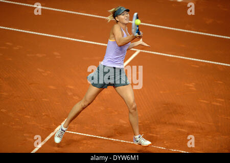 Stuttgart, Germania. Xxv Aprile, 2014. In Russia la Maria Sharapova in azione contro la Polonia Agnieszka RADWANSKA durante i quarti di finale del WTA torneo di tennis a Stoccarda, Germania, 25 aprile 2014. Credito: DANIEL MAURER/dpa /Alamy Live News Foto Stock