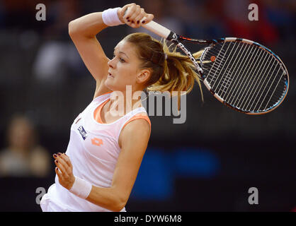 Stuttgart, Germania. Xxv Aprile, 2014. Della Polonia Agnieszka RADWANSKA in azione contro la Russia Maria Sharapova durante i quarti di finale del WTA torneo di tennis a Stoccarda, Germania, 25 aprile 2014. Credito: DANIEL MAURER/dpa /Alamy Live News Foto Stock