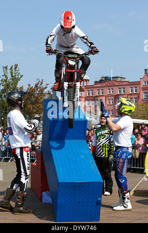 Trial Bike Rider andando sopra un ostacolo al display esterno evento nel Regno Unito Foto Stock