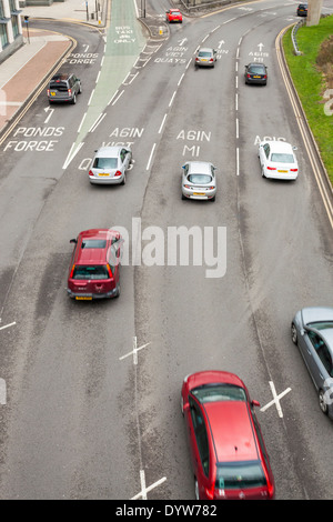 Il traffico in movimento dal di sopra. Quattro corsie di automobili su una strada a Sheffield, England, Regno Unito Foto Stock