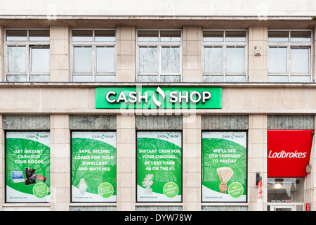 Il Cash Shop, un payday loan shop accanto a un negozio di scommesse, Ladbrokes i bookmakers. Sheffield, nello Yorkshire, Inghilterra, Regno Unito Foto Stock