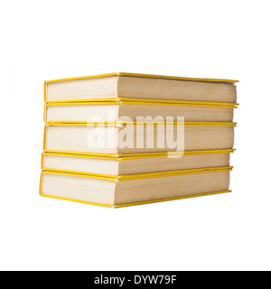 Pila di libri usati con hardcovers giallo su sfondo bianco Foto Stock
