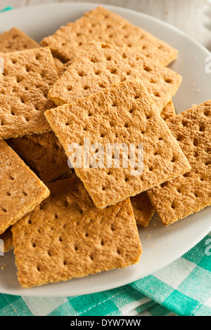 Miele di sani Graham cracker su una piastra Foto Stock