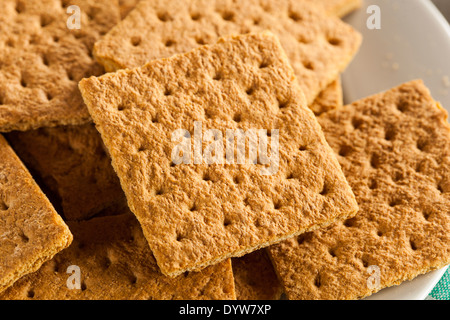 Miele di sani Graham cracker su una piastra Foto Stock