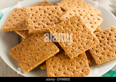 Miele di sani Graham cracker su una piastra Foto Stock