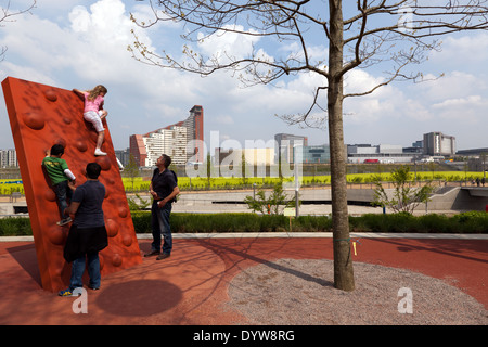 Una delle pareti di arrampicata nella nuova area di gioco del recentemente inaugurato la Regina Elisabetta II Parco Olimpico, Stratford, Londra Foto Stock