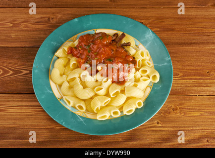 La pasta italiana Le pipe rigate con marinara o salse a base di carne e le carni bovine Foto Stock