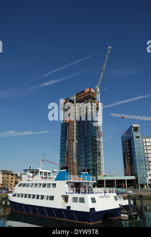 Traghetto e lavori di costruzione a Ocean Village Porto, Southampton Regno Unito Foto Stock