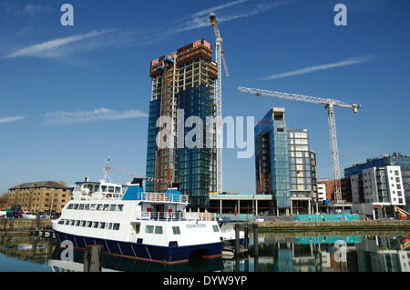 Traghetto e lavori di costruzione a Ocean Village Porto, Southampton Regno Unito Foto Stock