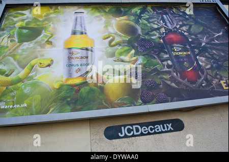 Bulmer Strongbow del bordo di agrumi sidro cartelloni pubblicitari sulla parete di estremità della casa sul sito di JCDecaux a Newport South Wales UK Foto Stock