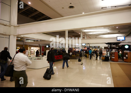 Passeggeri in area partenze di Comodoro Arturo Merino Benitez International Airport Santiago del Cile Foto Stock
