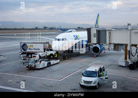 Sky Airlines essendo preparato per la partenza Comodoro Arturo Merino Benitez International Airport Santiago del Cile shot tramite Foto Stock