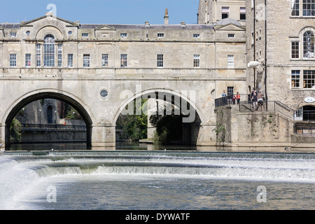 Lo storico Pulteney Bridge di Bath, Regno Unito, si estende lungo il fiume Avon con la sua iconica architettura georgiana e i pittoreschi archi, un famoso punto di riferimento del regno unito Foto Stock