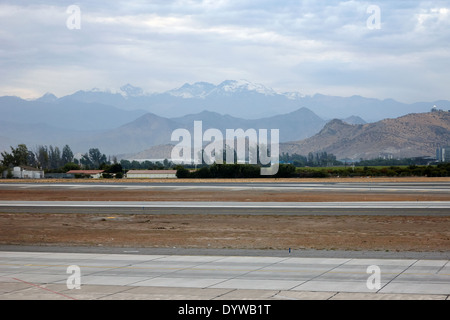Piste di decollo e atterraggio e costiere gamma di montagna a Comodoro Arturo Merino Benitez International Airport Santiago del Cile Foto Stock