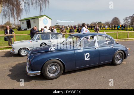 1960 Jaguar Mk2 e 1963 Ford Anglia 105E nel paddock di raccolta. 72a Goodwood assemblea dei soci, Sussex, Regno Unito. Foto Stock