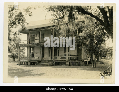 Una fotografia di Fannie Ratchford, una figura di spicco di Brazoria, Texas, scattata nel 1970. L'immagine riflette lo stile e la cultura dell'epoca, mostrando l'importanza di Ratchford per la sua comunità locale e il contesto storico dell'epoca. Foto Stock