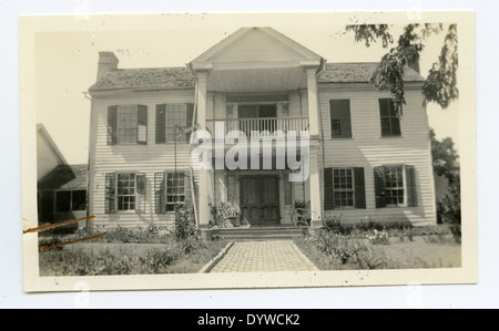 Questa fotografia, scattata nel 1970, raffigura Fannie Ratchford Wilson, una figura di spicco nella storia del Texas. L'immagine la cattura in un momento significativo della sua vita, contribuendo alla documentazione culturale e storica dello stato durante la fine del XX secolo. Foto Stock