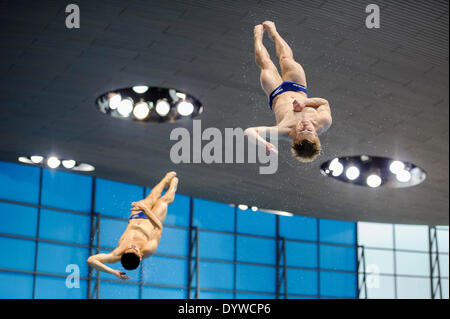 Londra, Regno Unito. Xxv Aprile, 2014. Jack Laugher e Chris Mears di Gran Bretagna (GBR) pratica per la mens 3m Springboard Sycnhronised durante il giorno uno della FINA/cnv Diving World Series 2014 presso il London Aquatics Centre. Credito: Azione Sport Plus/Alamy Live News Foto Stock