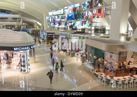 California,Los Angeles,LAX,aeroporto internazionale,Tom Bradley International Terminal,gate,TBIT,shopping shoppers negozio di vendita di mercato di acquisto, negozio Foto Stock
