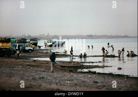 Il lavaggio sulle rive del Nilo a Omdurman. Foto Stock