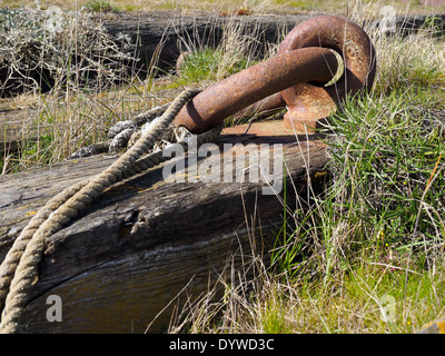 Vecchio arrugginito anello di ormeggio Foto Stock