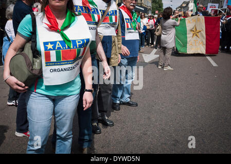 Milano, Italia. Xxv Aprile, 2014. ANPI persone durante il 25 aprile dimostrazione liberazione italiana del fascismo nazista la II Guerra Mondiale grazie dai partigiani, il 25 aprile 2014. Credito: Adamo di Loreto/NurPhoto/ZUMAPRESS.com/Alamy Live News Foto Stock