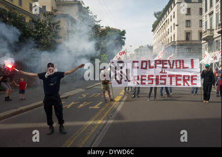 Milano, Italia. Xxv Aprile, 2014. No Tav durante 25 aprile dimostrazione liberazione italiana del fascismo nazista la II Guerra Mondiale grazie dai partigiani, il 25 aprile 2014. Credito: Adamo di Loreto/NurPhoto/ZUMAPRESS.com/Alamy Live News Foto Stock