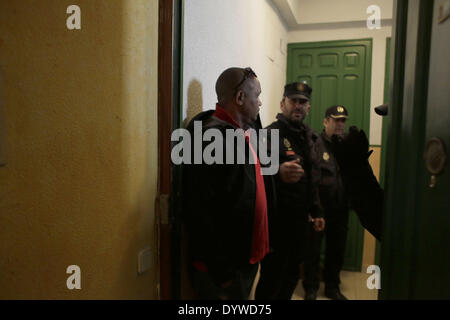 Madrid, Spagna. Xxv Aprile, 2014. La polizia cancellare l'entrata di Luis Paulino Hernandez's home minuti prima evicting lui e la sua famiglia in Spagna a Madrid il 25 aprile 2014. Paulino Hernadez, 40, ha firmato un contratto di leasing per 350 euro al mese per un appartamento a Madrid dove si trasferì con la moglie Suleyra Marilin Trinidad e loro 13 enne figlio Ludwing nel novembre scorso. In febbraio hanno ricevuto un avviso di sfratto chiedono loro di abbandonare la proprietà, che appartiene allo spagnolo ha nazionalizzato il mutuante Bankia. '' Mi è stato ingannato. Ho firmato un falso contratto con qualcuno che pretendeva di essere il legittimo proprietario del f Foto Stock