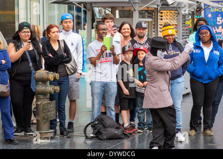 Los Angeles California,LA,Hollywood Boulevard,industria cinematografica,Hollywood Walk of Fame,artista di strada,suggerimenti di busking,costume,maschera anonima viso,pubblico Foto Stock