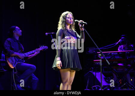 Gdansk, Polonia 25th, Aprile 2014 Mayra Andrade suona dal vivo sul palco durante il Festival della siesta 2014 nel Baltico polacco Philharmonic in Gdansk. Andrade nato a Cuba vive ora e e record di Parigi in Francia è lodato per la sua interpretazione moderna della tradizionale del Capo Verde musica morna Credito: Michal Fludra/Alamy Live News Foto Stock