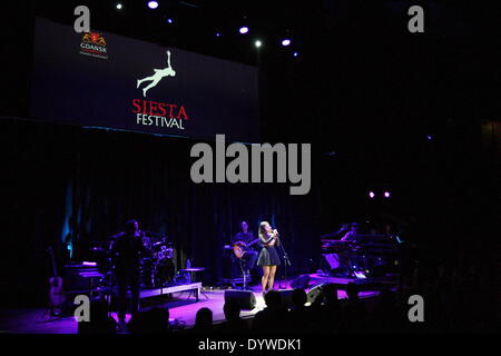 Gdansk, Polonia 25th, Aprile 2014 Mayra Andrade suona dal vivo sul palco durante il Festival della siesta 2014 nel Baltico polacco Philharmonic in Gdansk. Andrade nato a Cuba vive ora e e record di Parigi in Francia è lodato per la sua interpretazione moderna della tradizionale del Capo Verde musica morna Credito: Michal Fludra/Alamy Live News Foto Stock