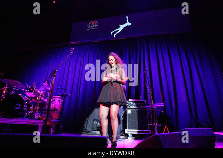 Gdansk, Polonia 25th, Aprile 2014 Mayra Andrade suona dal vivo sul palco durante il Festival della siesta 2014 nel Baltico polacco Philharmonic in Gdansk. Andrade nato a Cuba vive ora e e record di Parigi in Francia è lodato per la sua interpretazione moderna della tradizionale del Capo Verde musica morna Credito: Michal Fludra/Alamy Live News Foto Stock