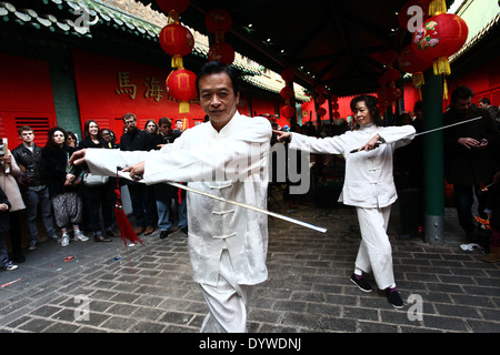 Tai Chi spada prestazioni nella Chinatown di Londra Foto Stock