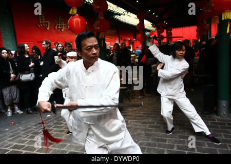 Tai Chi spada prestazioni nella Chinatown di Londra Foto Stock